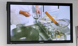 Clear footage of the instructor’s hands is filmed and displayed even when zoomed in